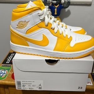 New Jordan 1 Mid Women “university Gold”